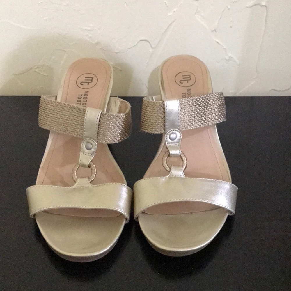 Mootsies Tootsies gold wedge sandals size 8